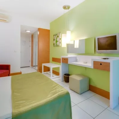 chambre vert clair avec un lit double et un bureau