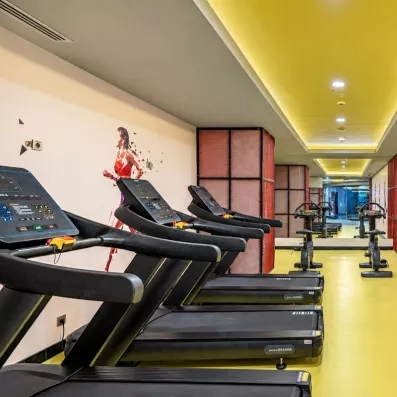 espace sportif avec tapis de course et de musculations