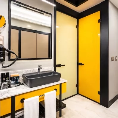 salle de bain avec lavabo et sèche-cheveux