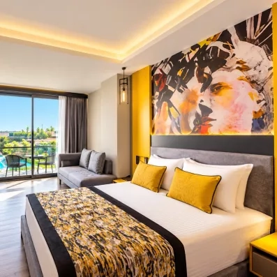 chambre avec un grand lit double et un balcon vue sur le jardin
