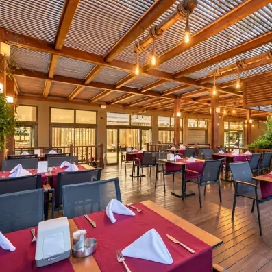 grande salle de restaurant en bois