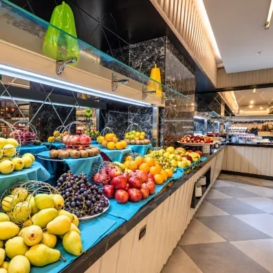 vue de près du buffet de fruits et desserts