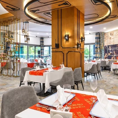 salle de restaurant classe et lumineuse