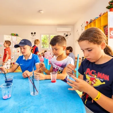 Club enfant du César Thalasso à Djerba proposant des ateliers créatifs et activités ludiques encadrées.