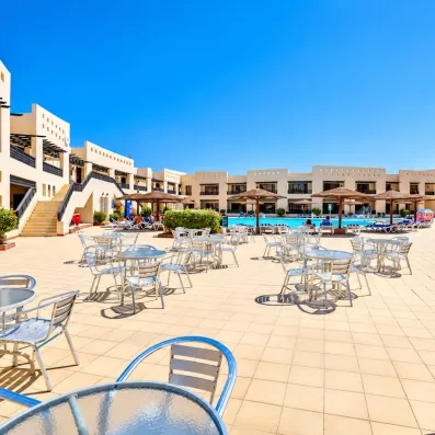 Grande terrasse extérieure et piscine centrale entourée de bâtiments modernes à l'hôtel Blend Club Aqua Resort d'Hurghada en Égypte