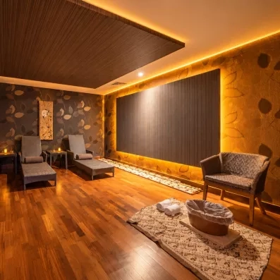 Un salon de relaxation élégant avec lumière tamisée et chaises longues confortables.