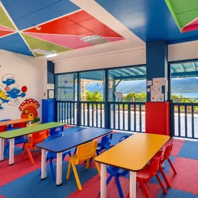Une salle de jeux colorée et décorée pour enfants avec des tables miniatures.