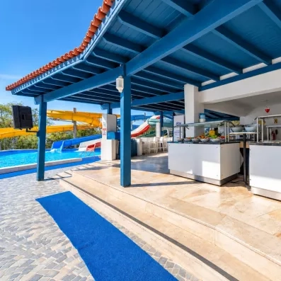 Un bar extérieur couvert situé juste à côté du parc aquatique.