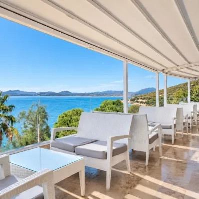 Une terrasse ombragée offrant une vue imprenable et directe sur l'horizon bleu de la mer.