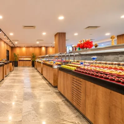 Un impressionnant buffet dédiée aux desserts et pâtisseries colorées dans un cadre contemporain.