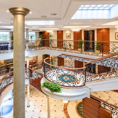 Grand hall intérieur d'un bateau de croisière sur le Nil avec escalier majestueux en fer forgé et sol en marbre.