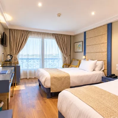 Chambre twin spacieuse avec vue panoramique sur le Nil à bord du bateau de croisière Casa Sol Égypte