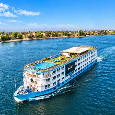 Bateau de croisière naviguant sur le Nil vers Le Caire, Égypte, voyage culturel incontournable.