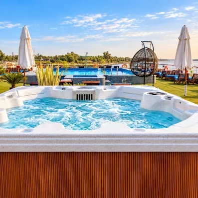Jacuzzi extérieur sur le pont du bateau offrant une vue panoramique lors d'une croisière au Caire.