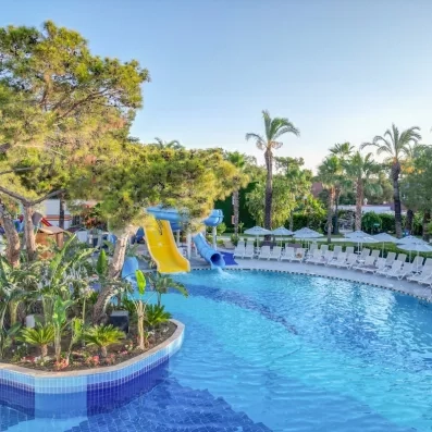 vue de la piscine et un toboggan