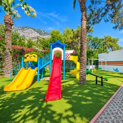 parc et jeux pour enfant extérieur avec toboggans