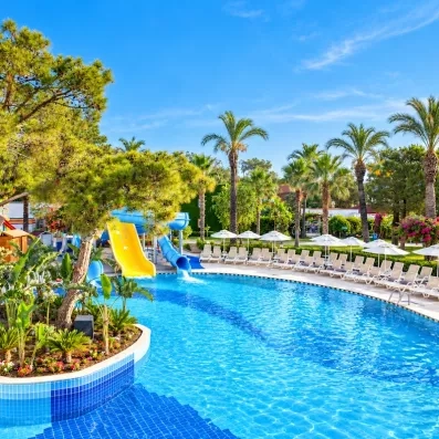 vue de la piscine et un toboggan
