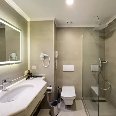 vue de la salle de bain avec douche