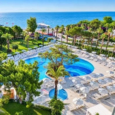 vue de la piscine extérieur et de la façade de l'hôtel