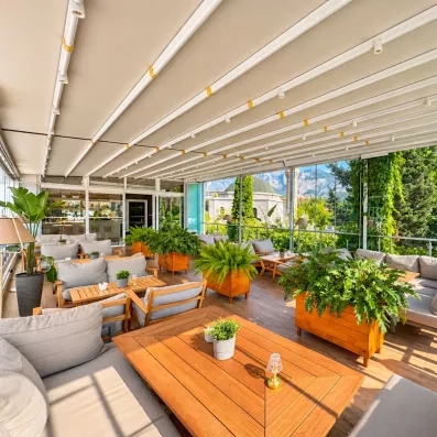 vue du bar extérieur avec du mobilier de jardin en bois 