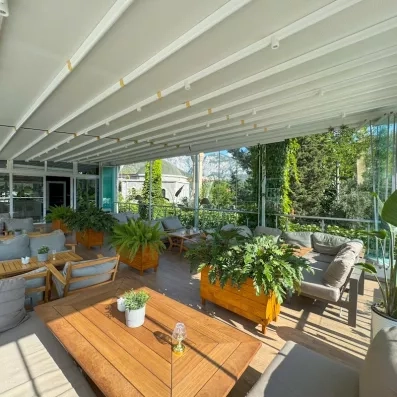 vue du bar extérieur avec du mobilier de jardin en bois 