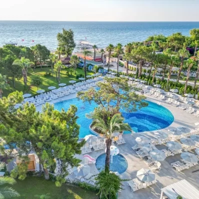 vue de la piscine extérieur et de la façade de l'hôtel