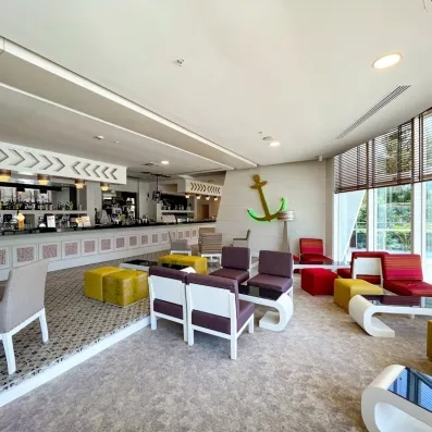 vue du bar de l'accueil avec canapés et fauteuils