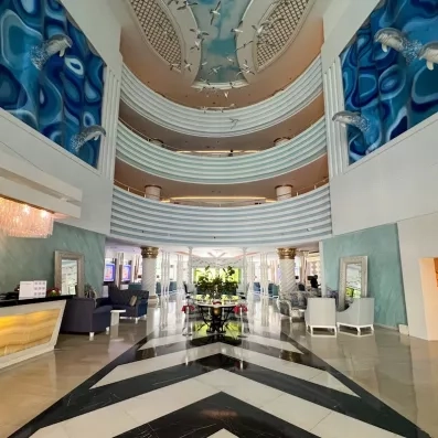 vue du spacieux hall d'entrée de l'hôtel