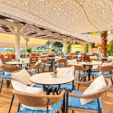 vue du bar sur la terrasse 