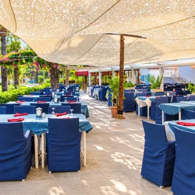 vue du restaurant extérieur avec parasols