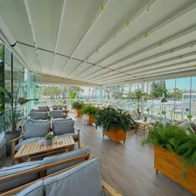 une salle de restaurant intérieur