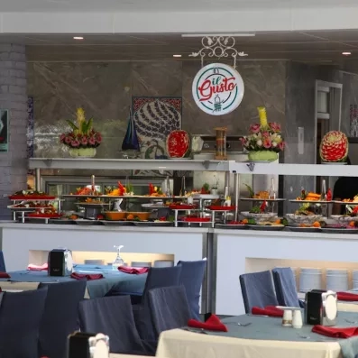 vue de plusieurs tables avec un snack