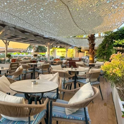 vue du bar sur la terrasse 