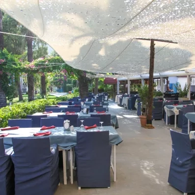 vue du restaurant extérieur avec parasols