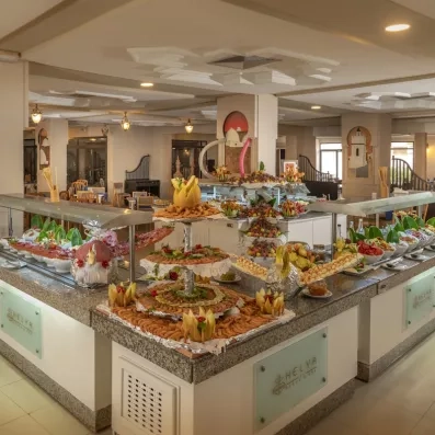 Buffet garniavec divers plats à l'hotel Helya Beach à Monastir en Tunisie