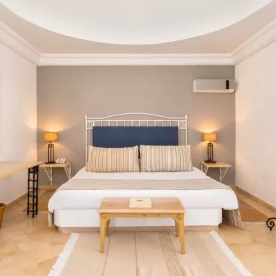 Vue de face d'une chambre d'hôtel lumineuse au César Thalasso Djerba, alliance de confort et d'esthétisme.