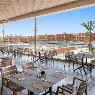 terrasse d'un restaurant avec tables et chaises et couverts 