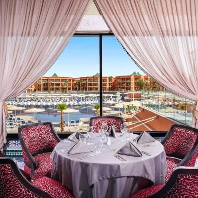 restaurant à la carte avec tables chaise et couverts