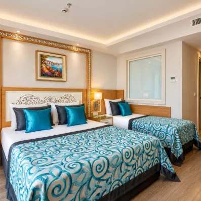 chambre avec un lit double + un lit simple