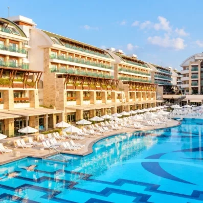 vue sur la piscine extérieure avec la façade de l'hôtel 