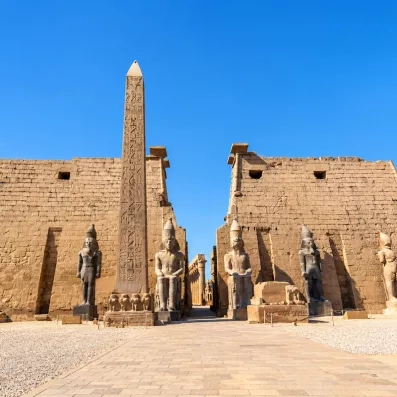Entrée monumentale du temple de Louxor avec son obélisque, étape culturelle phare d'une croisière sur le Nil.