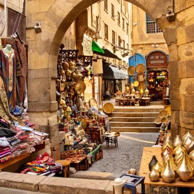 Échoppes d'artisanat et objets en cuivre dans le souk Khan el-Khalili, cœur historique du Caire.