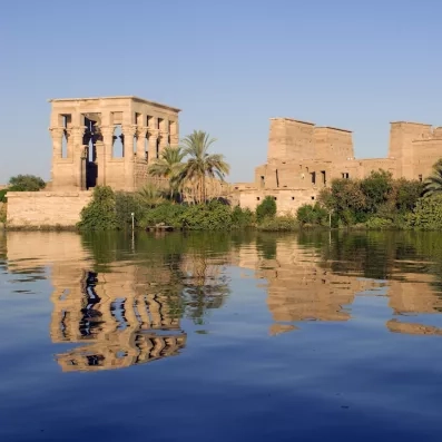 Temple de Philae reflété sur les eaux du Nil, monument historique incontournable d'une croisière en Égypte.