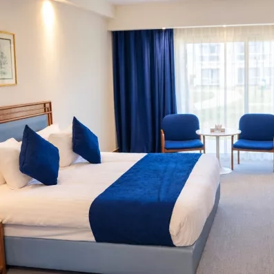 Chambre standard lit double confortable pour des vacances au Caire à l'hôtel Pyramids Park 4*.