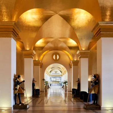 Hall d'entrée majestueux aux statues égyptiennes de l'hôtel Pyramids Park 4* pour un voyage culturel au Caire.