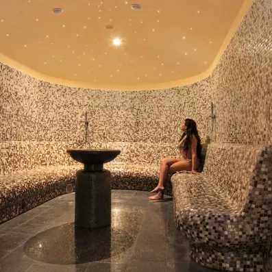 Hammam traditionnel aux mosaïques scintillantes et ciel étoilé pour une expérience culturelle et détente à Djerba.