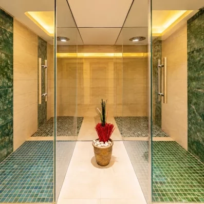 Douches sensorielles modernes au design élégant et mosaïques colorées dans le centre de thalasso de l'hôtel.