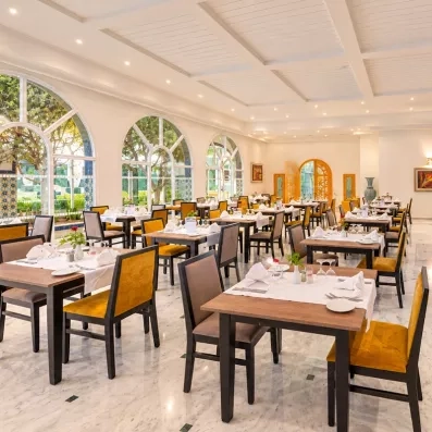 Restaurant italien Il Gusto à l'hôtel Djerba Golf avec grandes baies vitrées et décoration méditerranéenne raffinée.