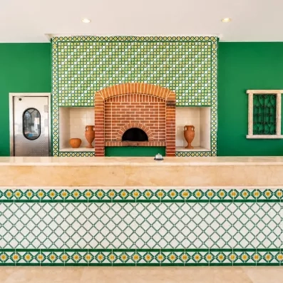Four à pizza traditionnel en briques avec décorations en mosaïques vertes au Djerba Golf Resort.