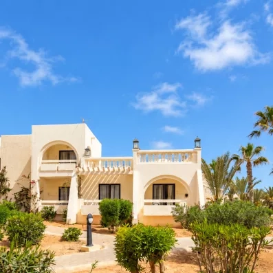 Architecture traditionnelle des bungalows et chambres de l'hôtel Djerba Aqua Resort sous le soleil